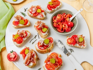 BRUSCHETTA TOMATES CERISES, JAMBON CRU ET RICOTTA