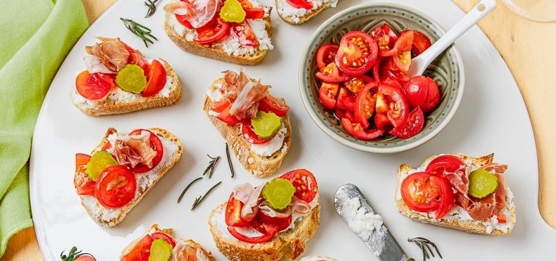 BRUSCHETTA TOMATES CERISES, JAMBON CRU ET RICOTTA